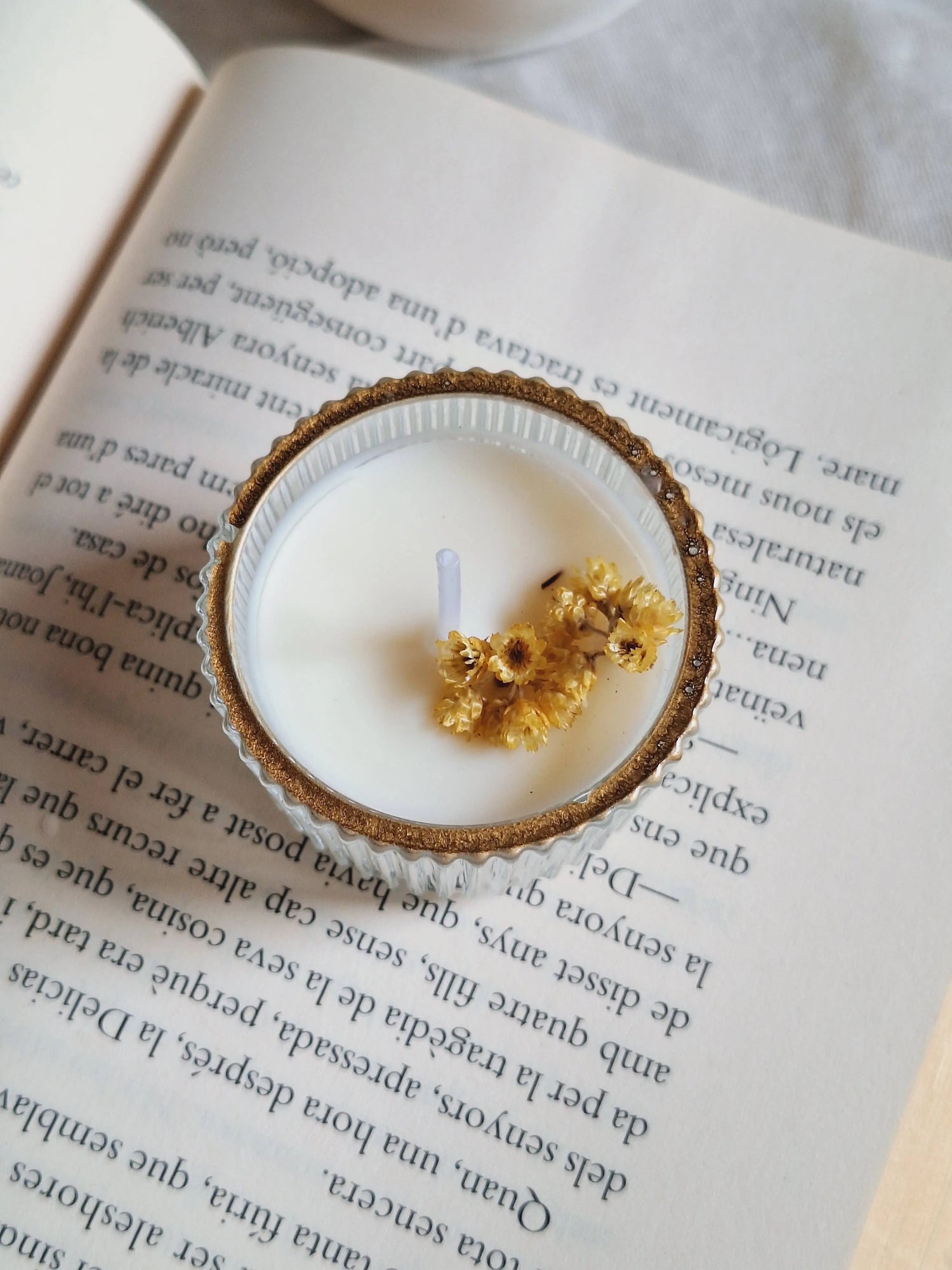 alt="Bougie naturelle parfumée aux huiles essentielles"